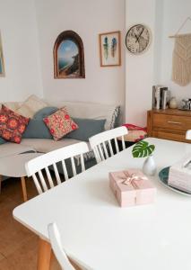 a living room with a white table and chairs at Aguas de Mar in Castillo de BaÃ±os