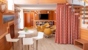 a living room with a table and chairs at Hotel Vela D'oro ***S in Bardolino