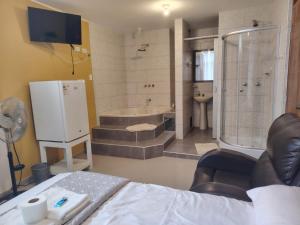 a bathroom with a bed and a tub and a shower at Hospedaje Kaiak in Pacasmayo +91 photos