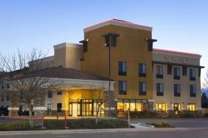 a large building with lights on in front of it at University Hotel Davis Area by IHG in Dixon