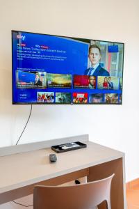 a flat screen tv hanging on a wall at hotel La pineta in Marina di Carrara