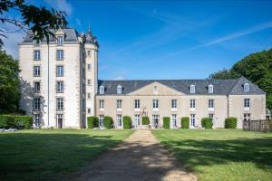 a large white building with a black roof at Résidence Odalys Le Château de Kéravéon in Erdeven