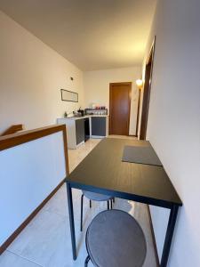 a dining room with a table and a kitchen at Mamisà 4 - appartamenti e camere private con bagno in Schio