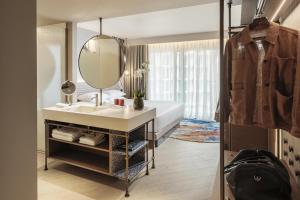 un bagno con lavandino e specchio di Hyatt Centric Malta a San Giuliano