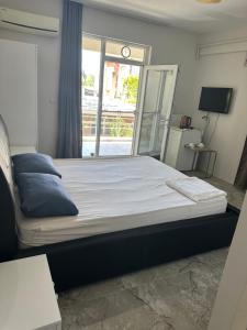 a large bed in a room with a window at Karaagac Green Edirne in Edirne