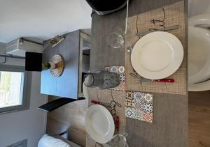 a room with a table with plates and glasses at Studio Quartier Amiens in Amiens