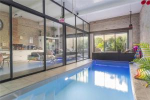a house with a swimming pool in a living room at Bocal De Bages - Chez l'habitant in Bages