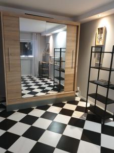 a room with a mirror and a checkered floor at Hutnicza 54 in Poznań