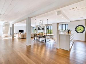 Televizorius ir (arba) pramogų centras apgyvendinimo įstaigoje Ferienwohnung Penthouse 17 im Haus Düne 7 Prora