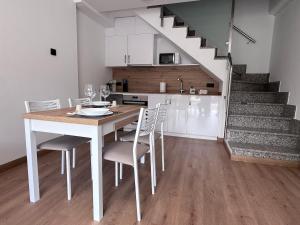 a kitchen and dining room with a table and chairs at Orinoco 20 in Nigrán