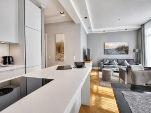 a kitchen and living room with a white counter top at Ferienwohnung Luxus Sonnensuite in der Strandvilla Charlotte Binz in Binz