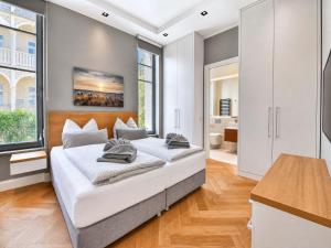 a bedroom with a large bed and a desk at Ferienwohnung Luxus Sonnensuite in der Strandvilla Charlotte Binz in Binz