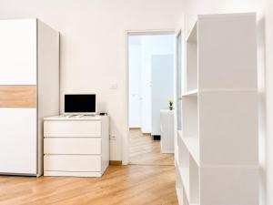 a white room with a computer on a desk at Da Nonno Eddie - tranquillo bilocale - wi-fi - tv - parcheggio vicino in Trieste