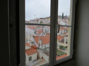 een open raam met uitzicht op de stad bij Tagus Apartments by Lisbon Village Apartments in Lissabon