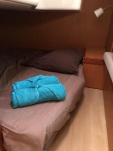 a blue towel sitting on top of a bed at Escapade Antiboise avec parking inclus in Antibes