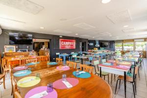 a dining room with tables and chairs in a restaurant at hotel La pineta in Marina di Carrara