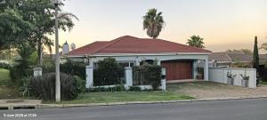 a white house with a red roof at Oak & Ivory - Uitzicht in Oakdale