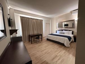 a hotel room with a bed and a desk at Hotel Plaza del Arco Express in Monterrey