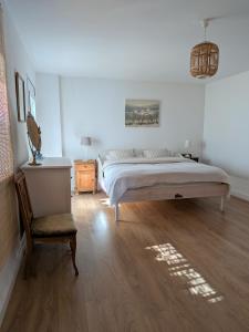 a bedroom with a bed and a desk and a chair at River Ebro Apartments in Móra d'Ebre