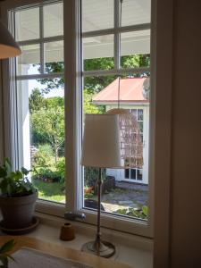 a window with a lamp in front of it at Stenkullens gårdshus in Borensberg
