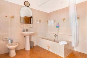 a bathroom with a tub and a toilet and a sink at Casa Yunger in Deiva Marina +15 photos