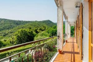 a balcony with a view of the mountains at Casa Yunger in Deiva Marina