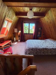 a bedroom in a log cabin with a bed at First Tee am Rosarium in Sangerhausen