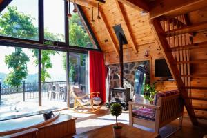 a living room with a fireplace in a log cabin at Doğallife suit bungalow in Çamlıhemşin