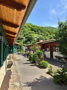 an empty street in a small town with buildings at Apartamentos El Campal in Felechosa