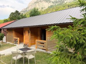 a cabin with a table and chairs in front of it at Valbone Two E in Valbonë