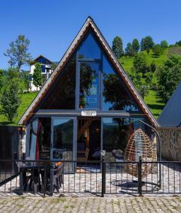 a house with a thatched roof with a table at Doğallife suit bungalow in Çamlıhemşin