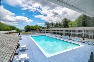 a swimming pool on the roof of a building at Ogunquit Tides in Ogunquit