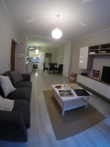 salon z kanapą i stolikiem kawowym w obiekcie Appartamento Porta Maggiore w mieście Orvieto
