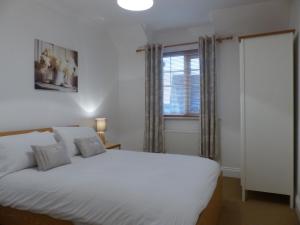St Raphael House, City Centre Charming Apartmentsにあるベッド