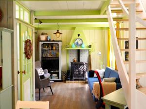 a living room with a couch and a fireplace at Het Vissershuisje in Edam