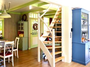 a room with a loft bed with a staircase at Het Vissershuisje in Edam