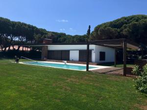 a house with a swimming pool in a yard at El setè cel in Malgrat de Mar