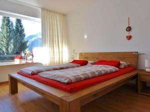 オーベルストドルフにあるFerienwohnung Vormannのベッドルーム1室(木製ベッド1台、大きな窓付)