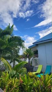 a view of a house with palm trees at Villa Créole Alamanda in Petite Île