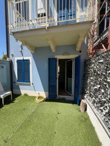a house with a blue door and a balcony at Dimora Dell Olmo in Civitanova Marche