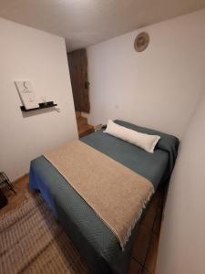 a small bedroom with a bed in a room at Casa do Chico in Mértola
