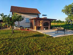 a house with a pavilion in front of a yard at Kuća za odmor Bella in Sotin