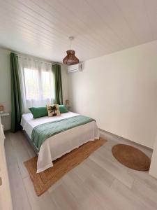 a bedroom with a bed and a large window at Villa neuve Casa Helena - Piscine privée et jardin - 6 pers - Saint-Esprit - Sud Martinique in Quartier Palmène