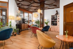 a restaurant with tables and chairs in a room at Hotel Bernerhof in Interlaken