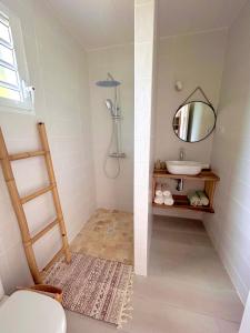 a bathroom with a sink and a mirror at Villa neuve Casa Helena - Piscine privée et jardin - 6 pers - Saint-Esprit - Sud Martinique in Quartier Palmène +17 photos