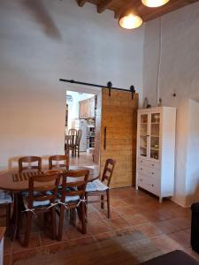 a kitchen and dining room with a table and chairs at Casa do Chico in Mértola