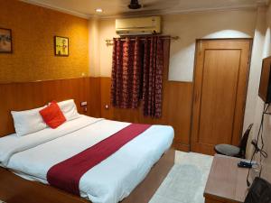 a hotel room with a bed with a red pillow at HOTEL Embassy in Rānchī