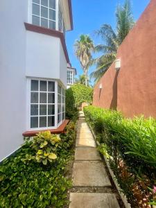 a walkway in front of a house at Isla Lorens in Isla Mujeres