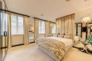 a bedroom with a large bed and windows at MariaHilferHome in Vienna +39 photos