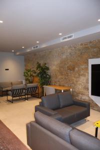 a living room with a couch and a tv at MoV Flexliving in Oviedo